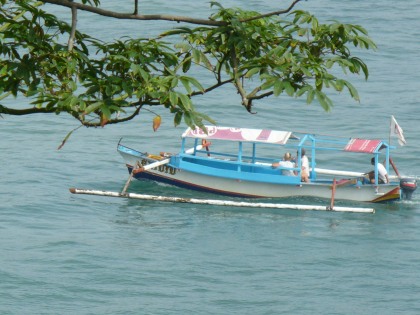 Perahu Mengangkut Wisatawan di Perairan Lombok