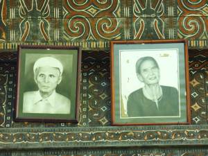 Foto dari Sanak Keluarga yang Dimakamkan di Ke'te' Kesu' (Foto: Swary Utami Dewi, Mei 2007)