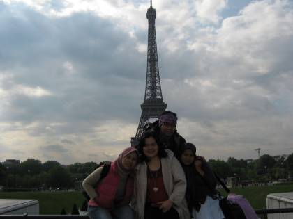 Menara Eiffel di Belakang (Foto: Wahyu ISS, 13 Mei 2008)